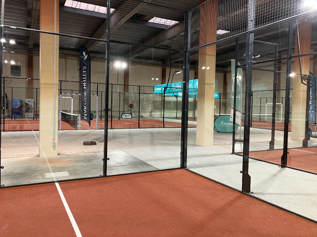 Terrain de padel indoor avec vitres nettoyées par BJ Sports
